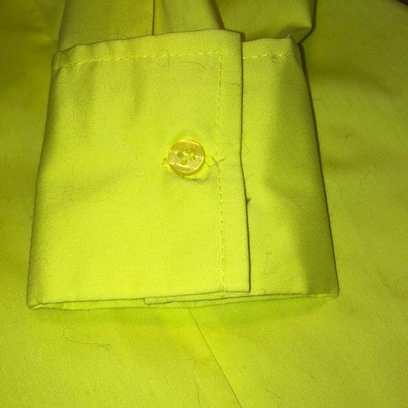 💟BNWT Worthington yellowish green v-neck buttonup - Picture 2 of 6
